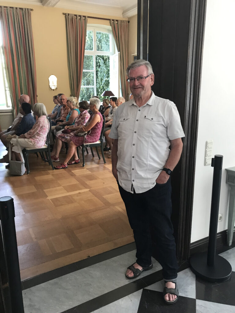 Heinz Boß begrüßt die Gäste im Rittersaal